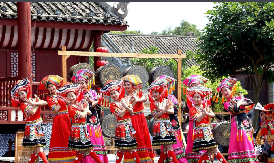 三個(gè)少數(shù)民族的族名、服飾、習(xí)俗、飲食文化等